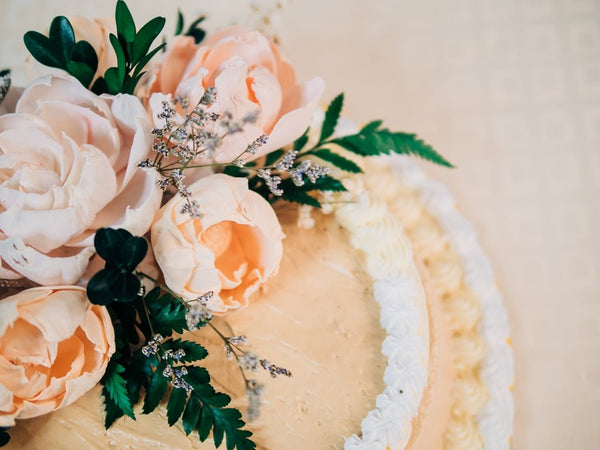 Here’s Why You Should Decorate Your Wedding Cake With Flowers - Sola Wood Flowers