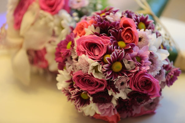 How to Choose the Perfect Wedding Flowers - Sola Wood Flowers